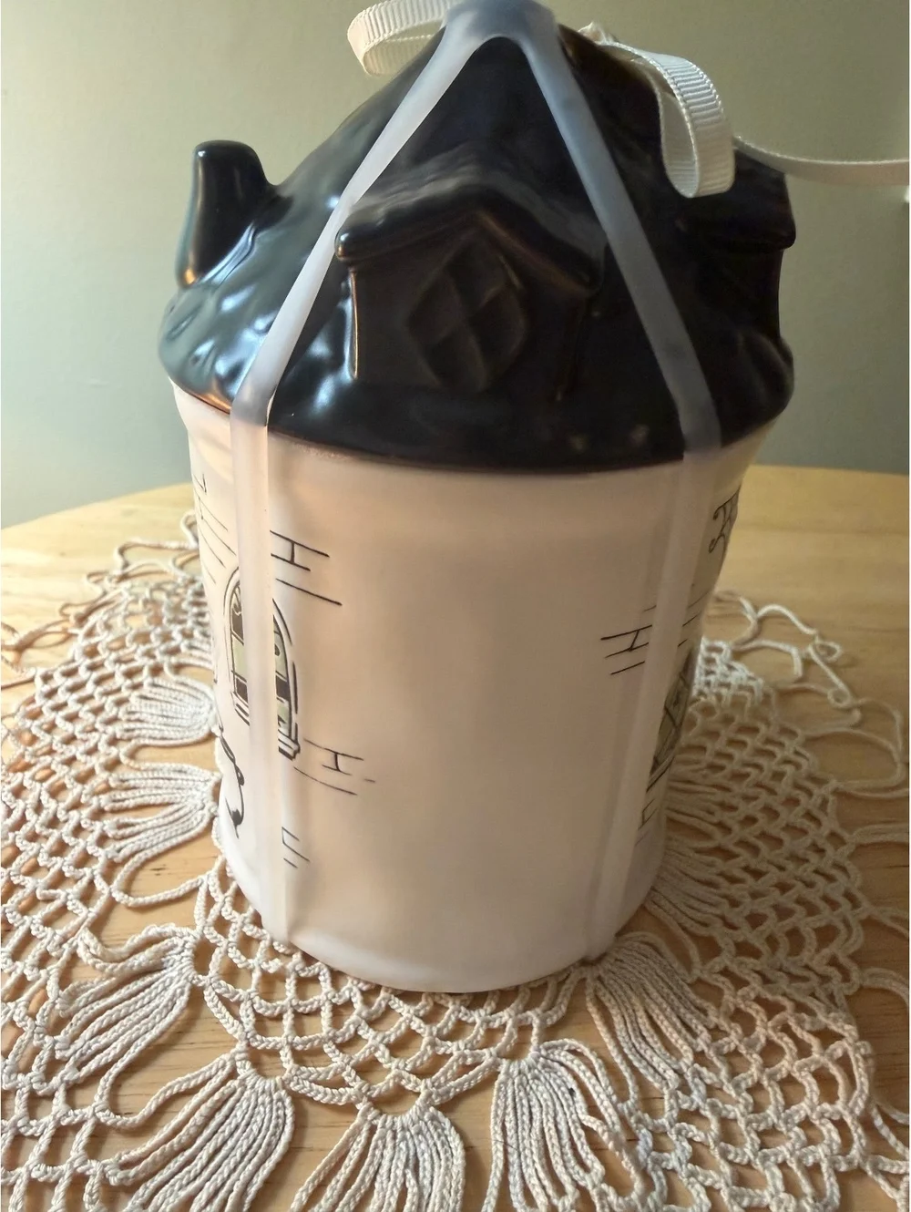 Kwendy Home Ceramic House Shaped Mug with Lid
